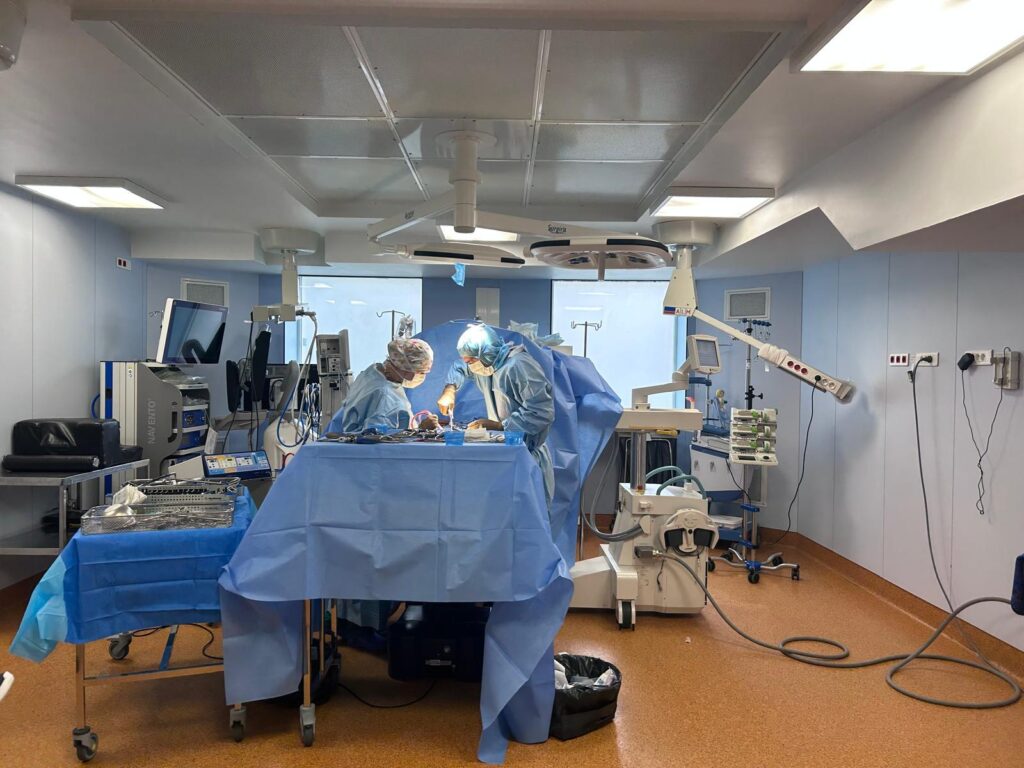 Salle d’intervention du bloc opératoire du Centre du Rachis de Neuilly