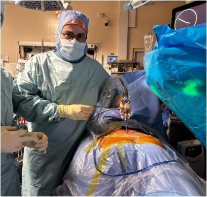 Chirurgien réalisant une chirurgie endoscopique du rachis au bloc opératoire