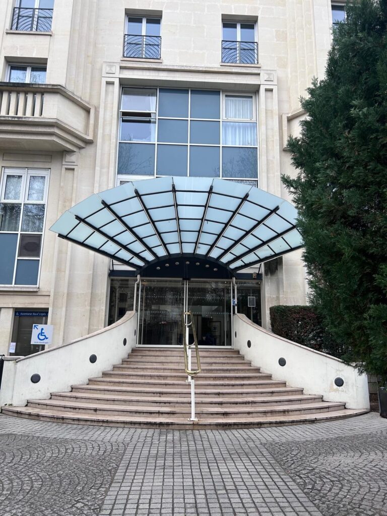 Entrée de la clinique Ambroise-Paré à Neuilly-sur-Seine