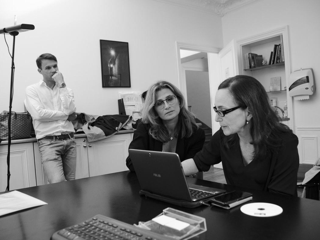 Une rhumatologue et un chirurgien du Centre relisent une imagerie sur ordinateur pendant le staff